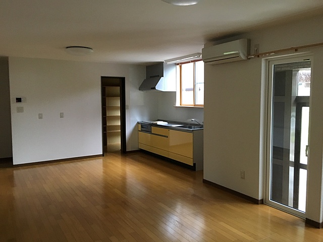 LDKを一部屋にしたことで、広々とした空間となりました。またキッチンの奥の扉は食品庫となっており、収納も確保してあります。